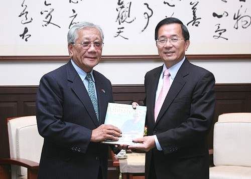 中村國雄前總統於1993年就任帛琉首位民選總統，任內決定與台灣建交，打下兩國20年友好關係的基礎。圖為前總統陳水扁於2007年接見中村國雄。 圖/總統府提供