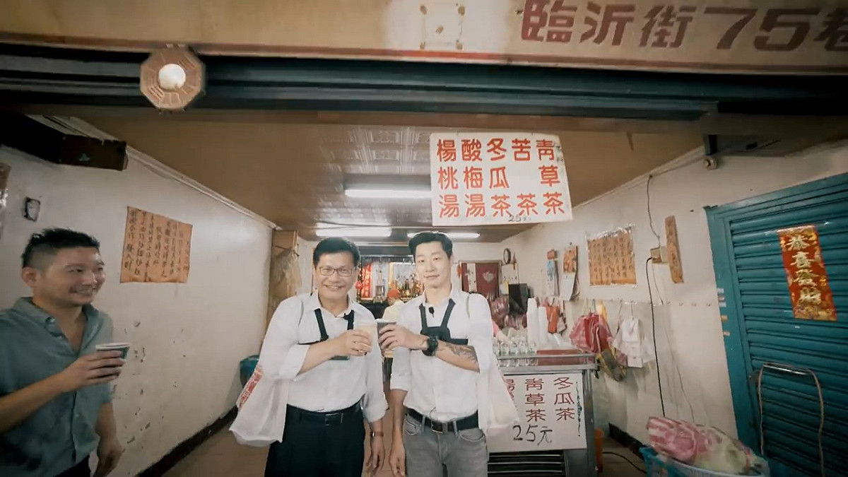 交通部長林佳龍為推廣深度旅遊，攜手立委林昶佐一起逛東門市場、親自下廚做蚵仔煎。 圖：截圖自林佳龍臉書