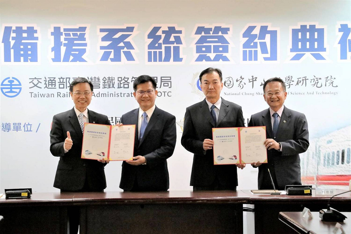 台鐵局與中科院今(14)日辦理「限速備援系統簽約典禮」，包括台鐵局局長張政源、交通部部長林佳龍、國防部常務次長李宗孝及中科院院長張忠誠(由左至右)分別擔任簽約代表人及見證人。 圖：台鐵局／提供