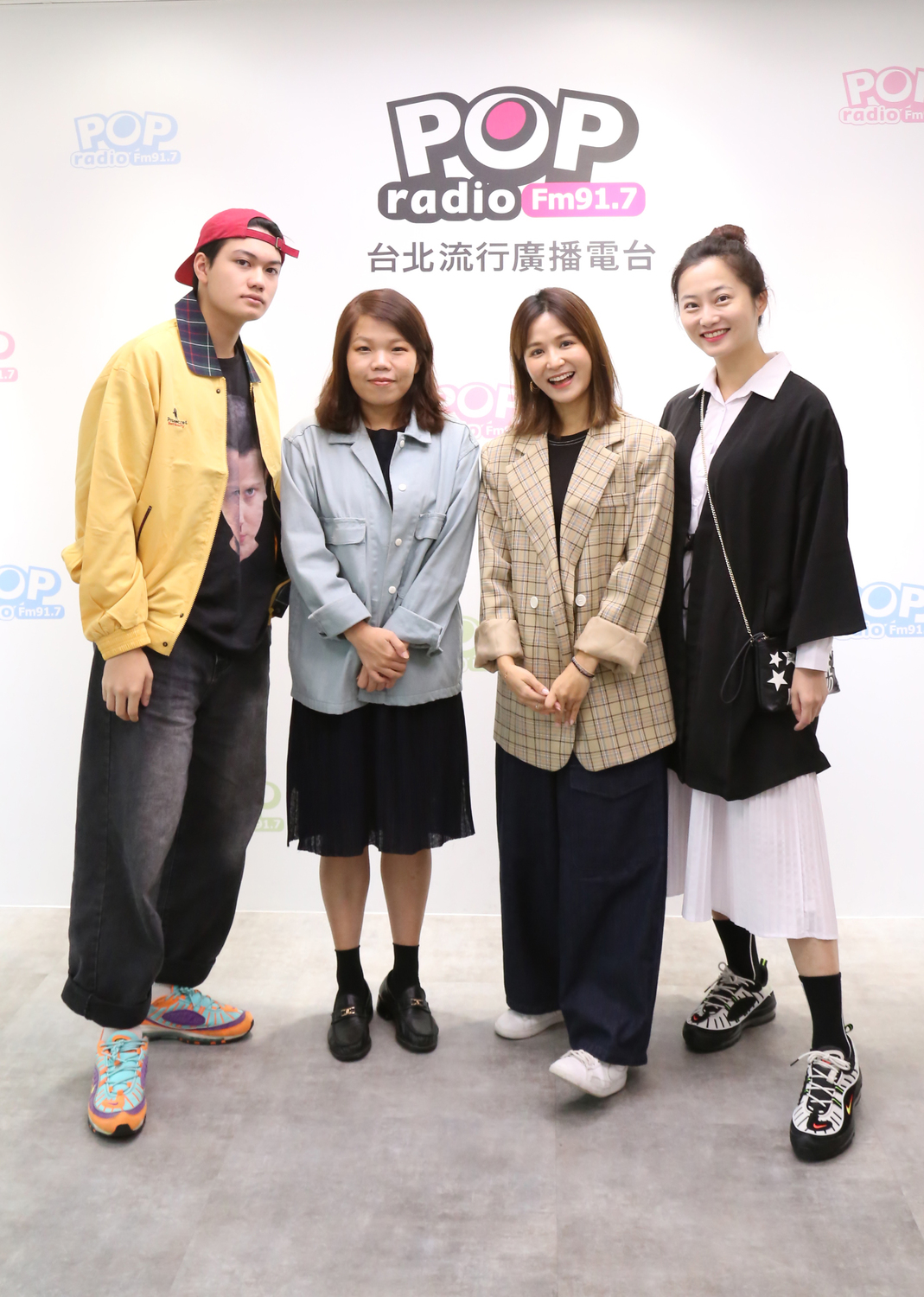 《無聲》導演柯貞年(左二)率男主角劉子銓(左1)、趙小僑(右1)上吳怡霈(右二)的電台節目。 圖：POP Radio/提供