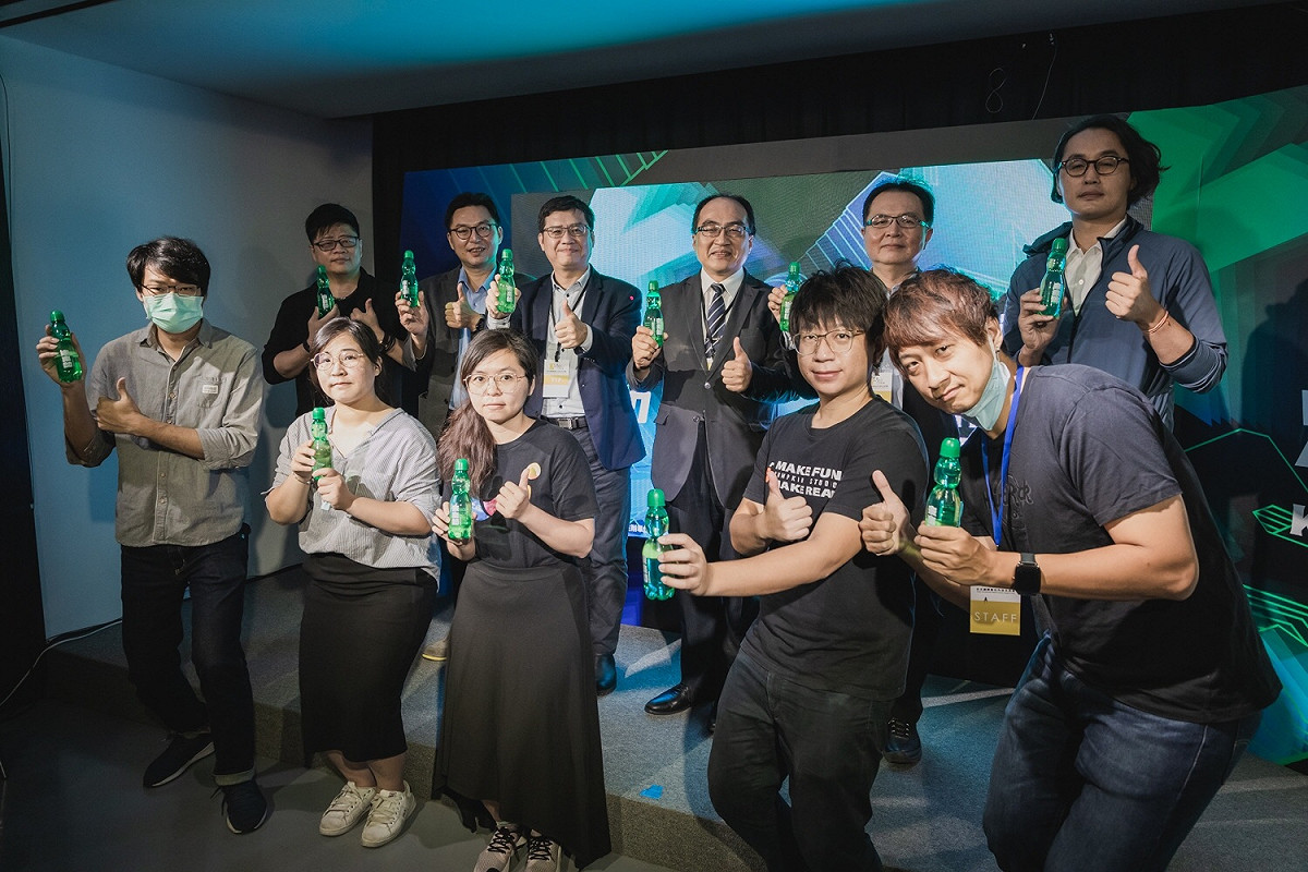 經濟部工業局呂正華局長（後排右三）、高雄市經發局副局長高鎮遠副局長（後排左三）與KOSMOS館參展業者，一同開幕。 圖：高市經發局/提供