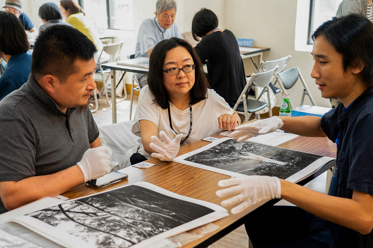 影像創作者在「專家面對面」活動中，展現其影像作品和創作理念，並聽取專家的意見。 圖：Photo ONE/提供