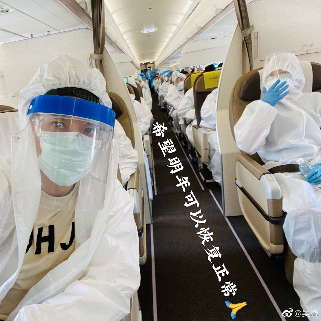 吳尊出示照片證明機上的人都有做好防護工作，他並寫下「希望明年可以恢復正常」。 圖：翻攝微博