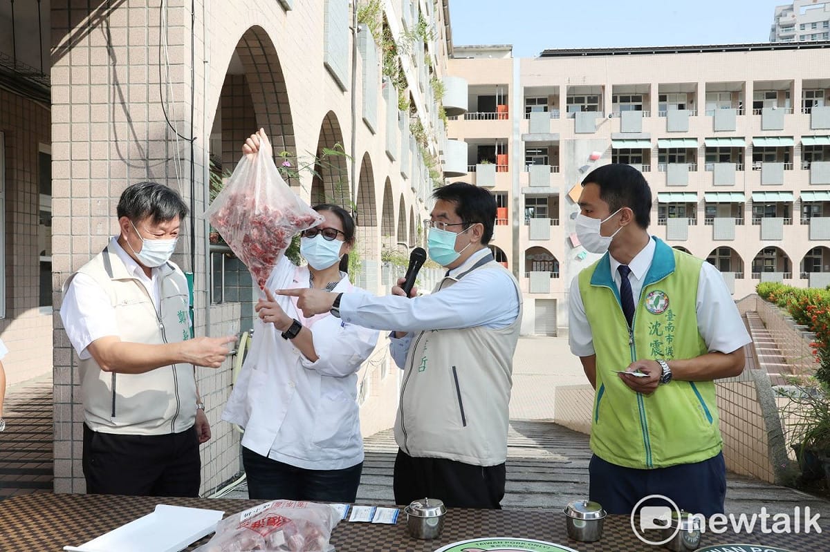 台南市長黃偉哲今日前往北區立人國小視察學校午餐食材驗收機制，示範如何使用南市府採購配發學校的萊克多巴胺快速檢驗試劑，抽檢學校午餐肉品。 圖：黃博郎／攝