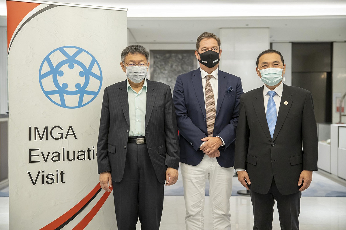 雙北首度聯名共同申辦國際大型運動賽事「2025年世界壯年運動會」，台北市長柯文哲(左)、世界壯年總會執行長詹斯.荷姆(中)及新北市長侯友宜三人合影。 圖：新北市政府體育處/提供