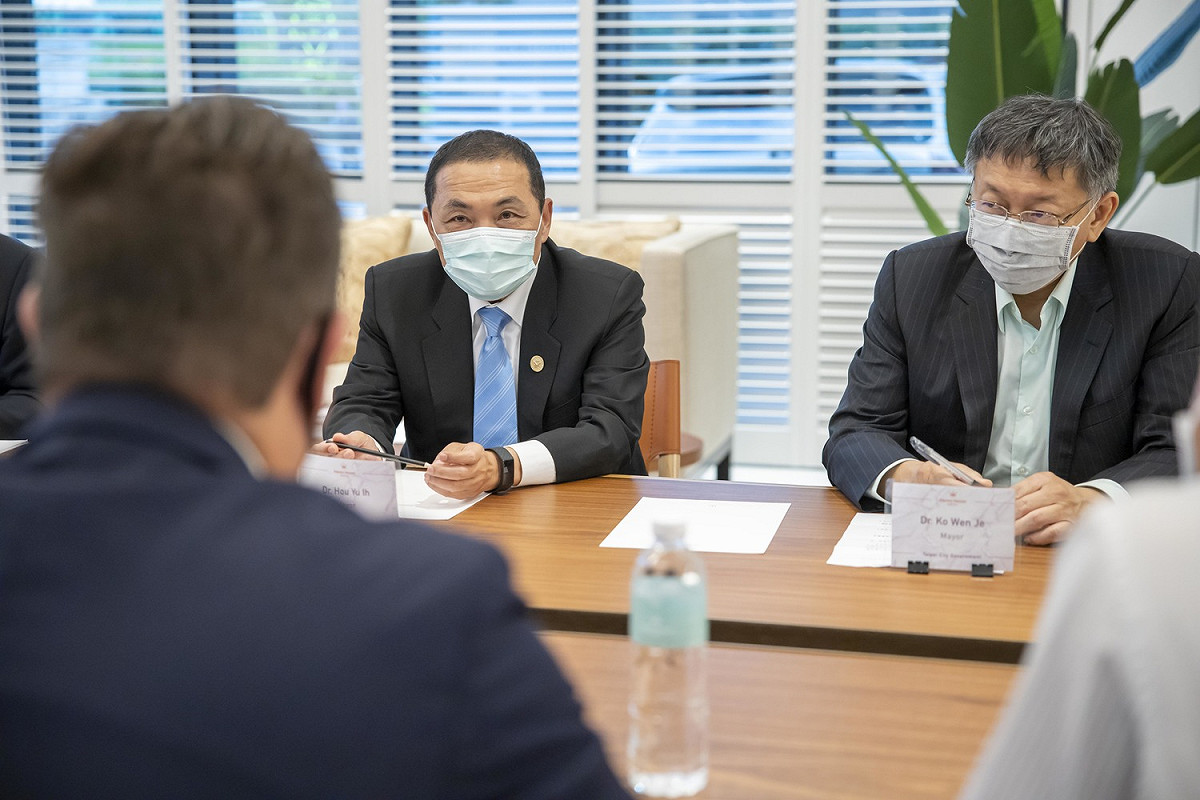 新北市長侯友宜(左)及台北市長柯文哲(右)與世界壯年總會執行長會談交流。 圖：新北市政府體育處/提供