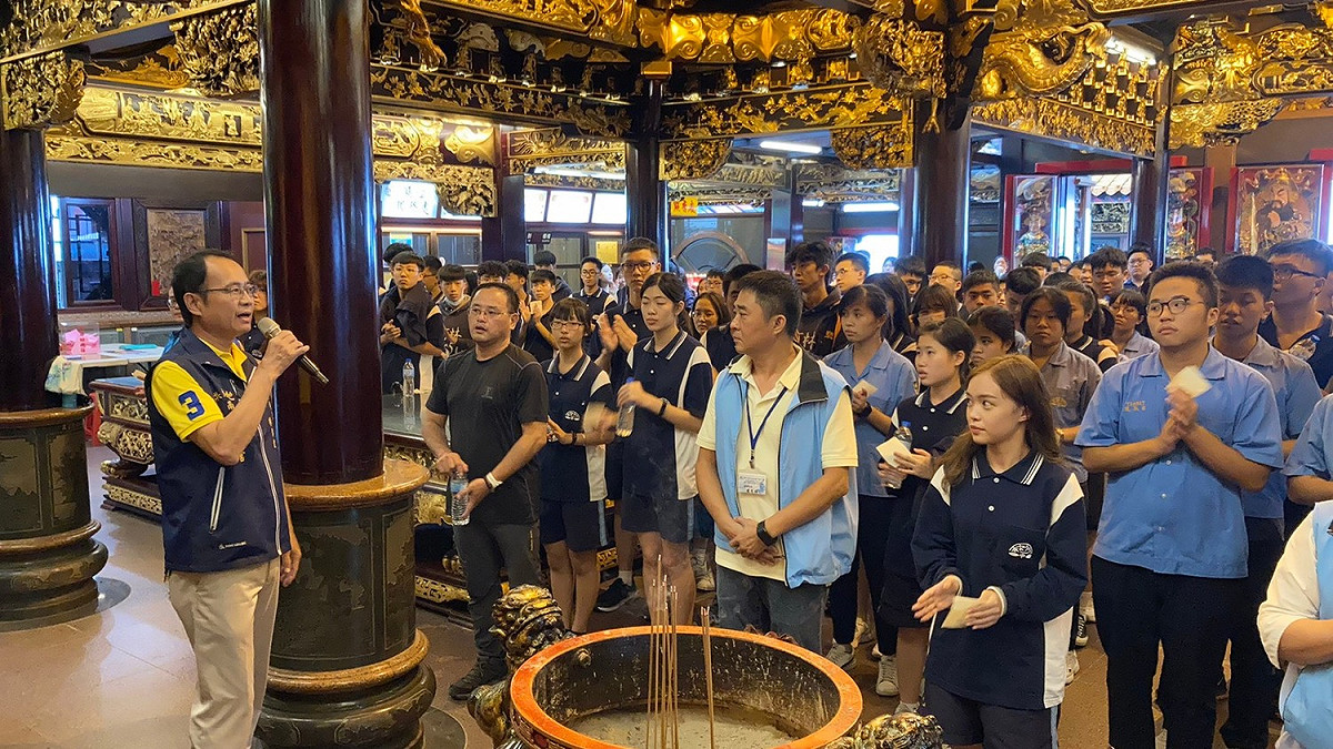 新北市竹林中學高、職三近400位同學，在中和烘爐地福德正神正殿前，齊聲宣誓，為剩下到百日的大學學測認真祈福。  圖：竹林中學提供