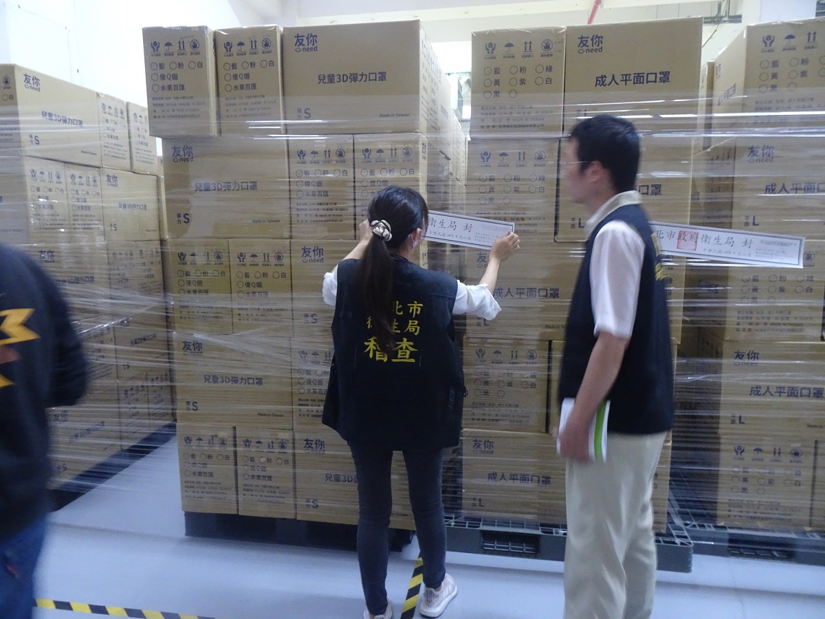 衛生局9/22查獲康匠公司德昌廠在未取得醫療器材製造業許可執照即開始製造醫療口罩。 圖：新北市政府衛生局／提供