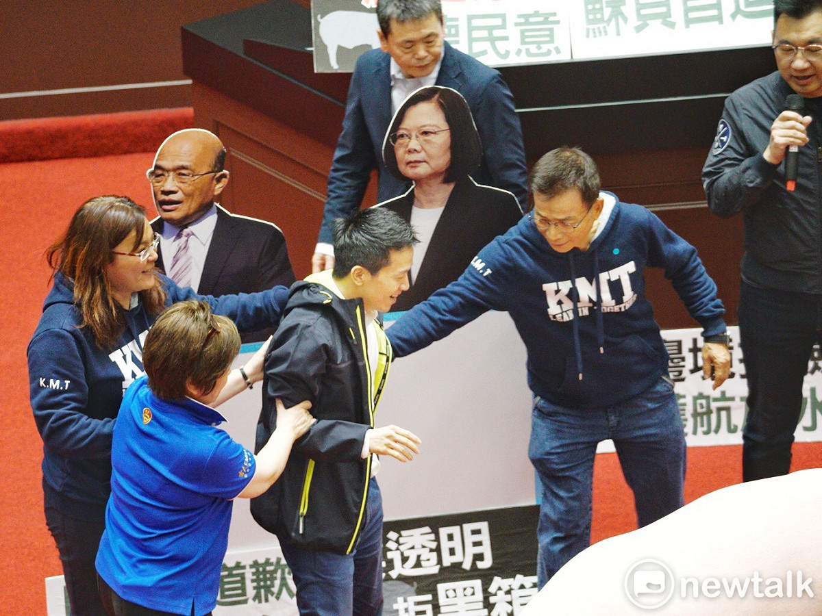 國民黨立委賴士葆等人邀民進黨立委何志偉加入抗議美萊豬進口行列，但遭何婉拒 圖：張良一/攝