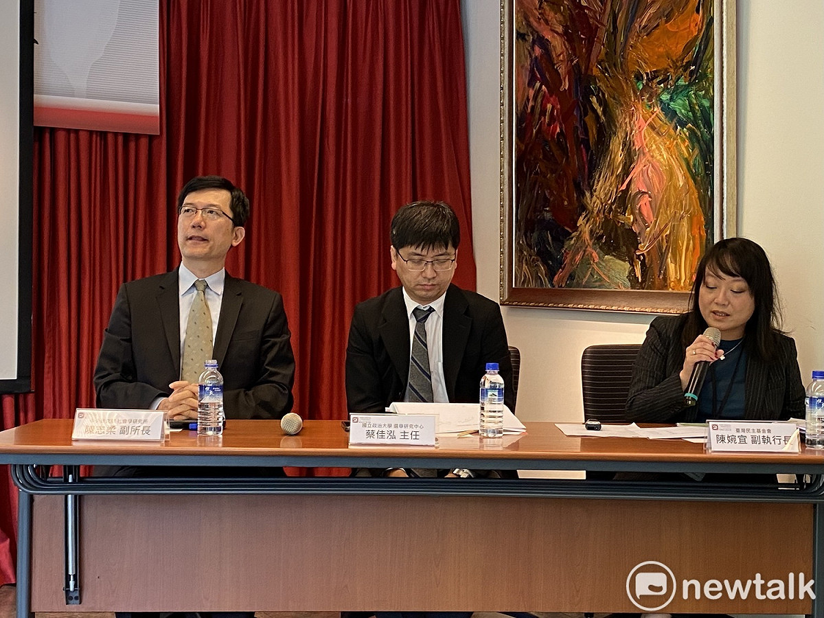 台灣民主基金會今發布最新民調，台灣民主基金會副執行長陳婉宜（右）、國立政治大學選研中心主任蔡佳泓（中）及中央研究院社會學研究所副所長陳志柔（左）。 圖：周煊惠／攝