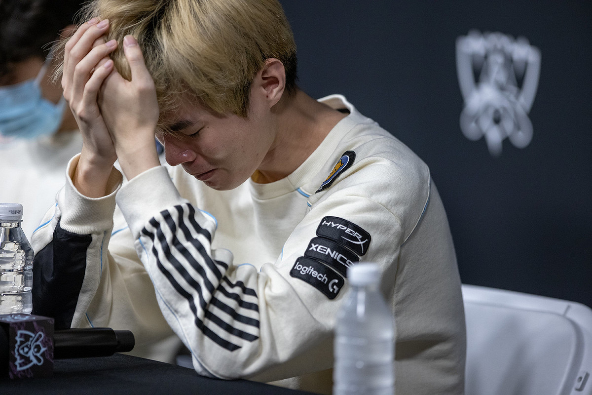 Deft賽後受訪時抱頭痛哭。 圖：翻攝自LoL Esports Photo flickr