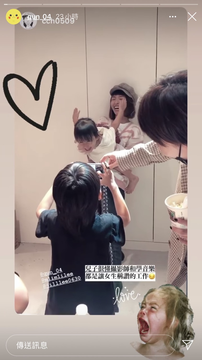 今天是小鬼黃鴻升離世滿1個月，峮峮昨天在IG曬出與小孩玩耍的動態，影像中她的笑容十分燦爛，讓人放心不少。 圖：翻攝Instagram