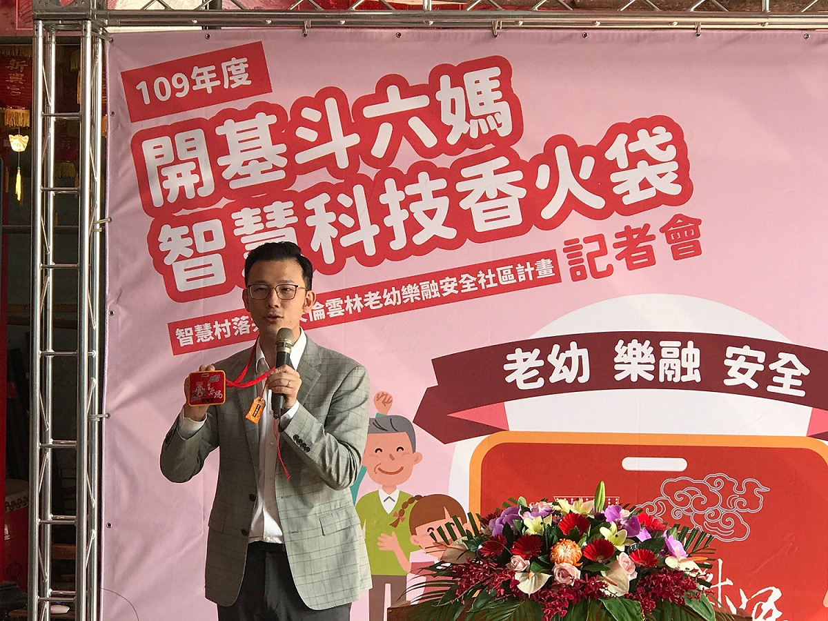 智慧時尚總經理張育銓表示，正著手測試智慧二代卡片，除了擁有「雲林天倫D+卡」的藍芽功能外，更包含提供GPS定位服務，發揮藍牙微定位與GPS衛星定位的雙模技術，且只要35天充一次電即可。 圖/智慧時尚股份有限公司提供