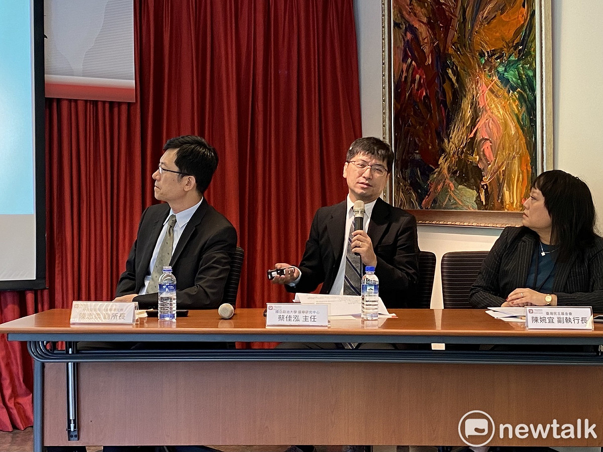 台灣民主基金會今公布「2020台灣民主價值與治理」最新民調記者會，台灣民主基金會副執行長陳婉宜（右起）、國立政治大學選研中心主任蔡佳泓及中央研究院社會學研究所副所長陳志柔。 圖：周煊惠 ／攝