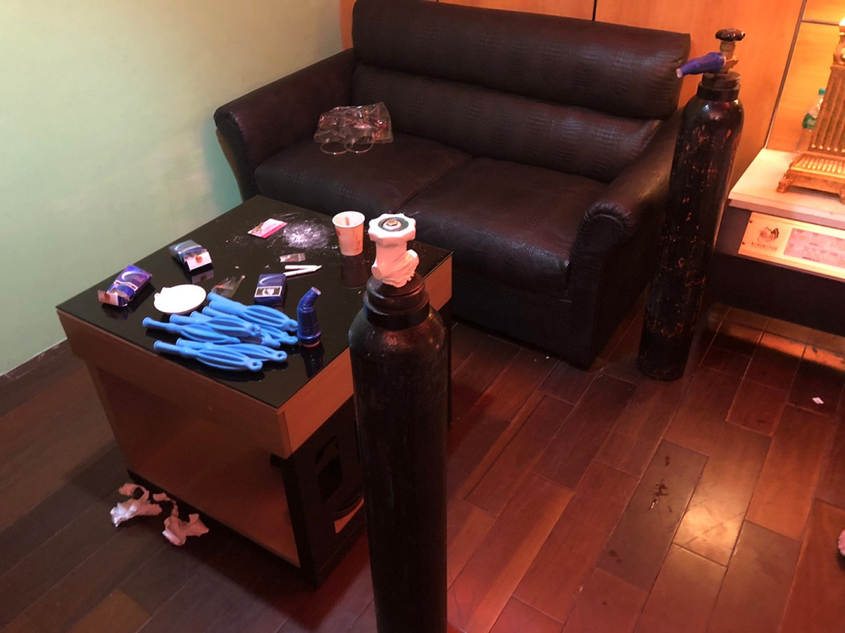 長期吸食笑氣會造成末梢神經與脊隨病變，甚至出現失憶、憂鬱等精神異常狀況。 圖：桃園市政府衛生局／提供