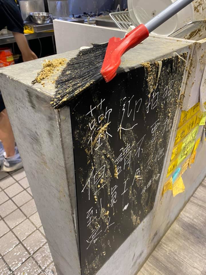 台灣供流亡港人在台合法工作的餐廳「保護傘」竟於今 (16) 日正中午吃飯時間遭潑糞！ 圖：獨眼新聞eyenews / 提供