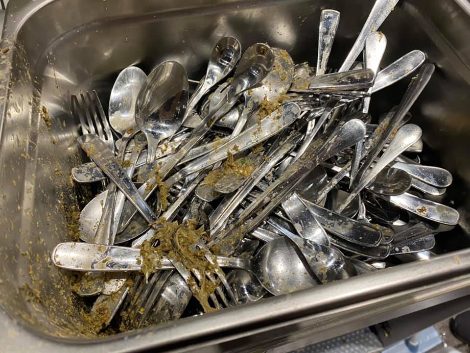 潑糞者的目標一開始就鎖定廚房，目前所有的廚具都要銷毀，保護傘的損失也很慘重。 圖：獨眼新聞eyenews / 提供
