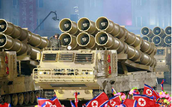 北韓公開新型彈道導彈秀實力 閱兵儀式疑機器故障一度混亂