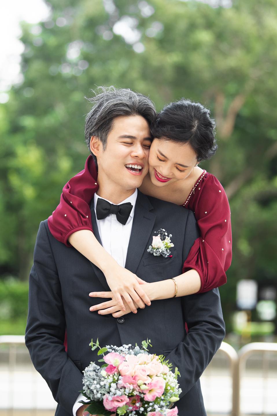 導演吳念真37歲兒子吳定謙(左)，今天在臉書分享自己已經在本月1日與交往1年的美女插畫家女友登記結婚。 圖：翻攝臉書粉絲專頁