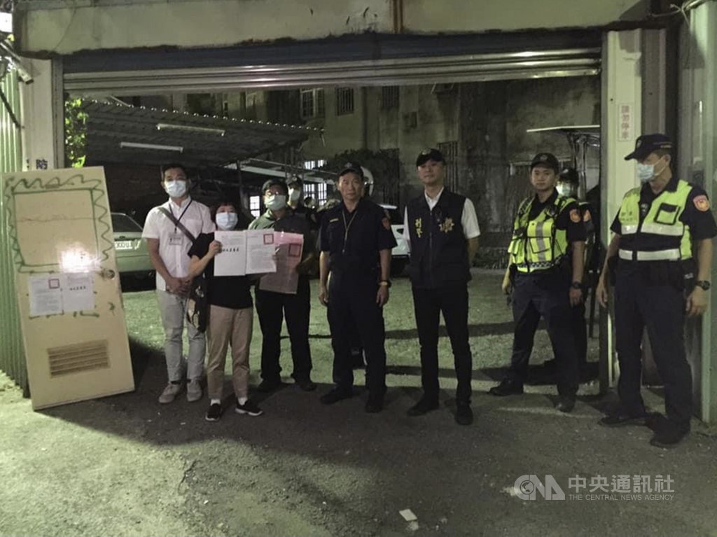 彰化縣員林保安醫院被民眾提報為古蹟、歷史建築，16日晚間有大型機具進駐準備拆除，文化局人員在警方陪同下到保安醫院張貼暫定古蹟公告，暫時保住珍貴的文化資產。（彰化縣文化局提供）