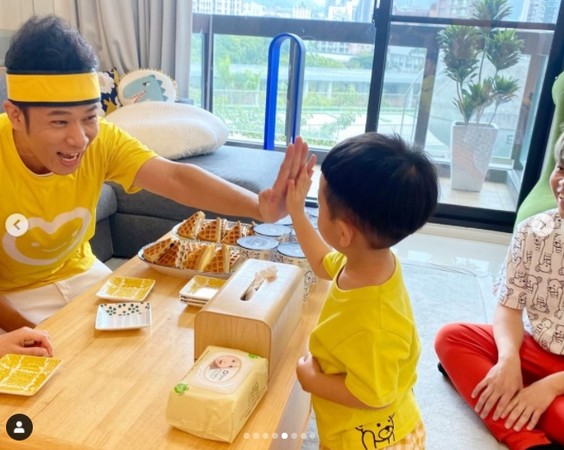 蔡桃貴(右)圓夢和香蕉哥哥合體。 圖：翻攝Instagram