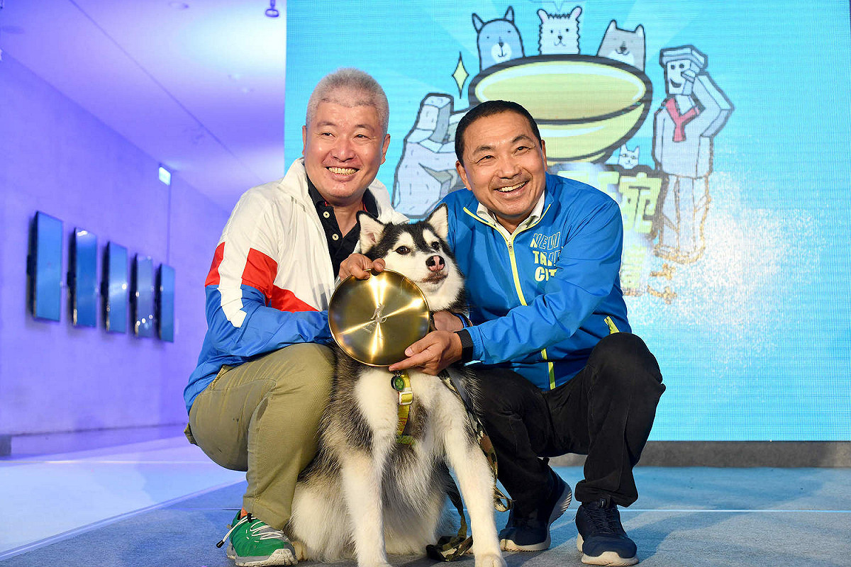 侯友宜頒獎表揚模範飼主 。 圖：新北市新聞局/提供