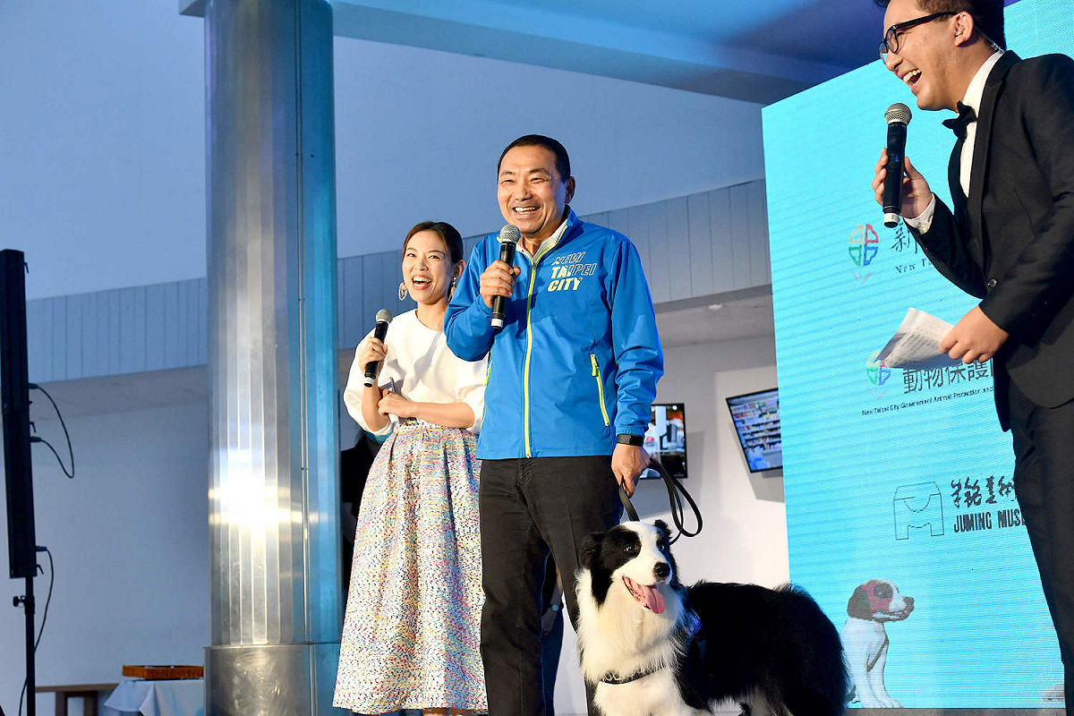 侯友宜牽引警犬查理走秀。 圖：新北市新聞局/提供