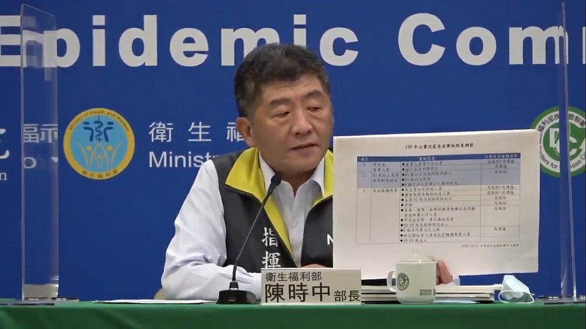 衛福部長陳時中今天召開記者會，親上火線說明緩打原因，是要提高高危險及高傳播族群的施打量。 圖：疾管署/提供