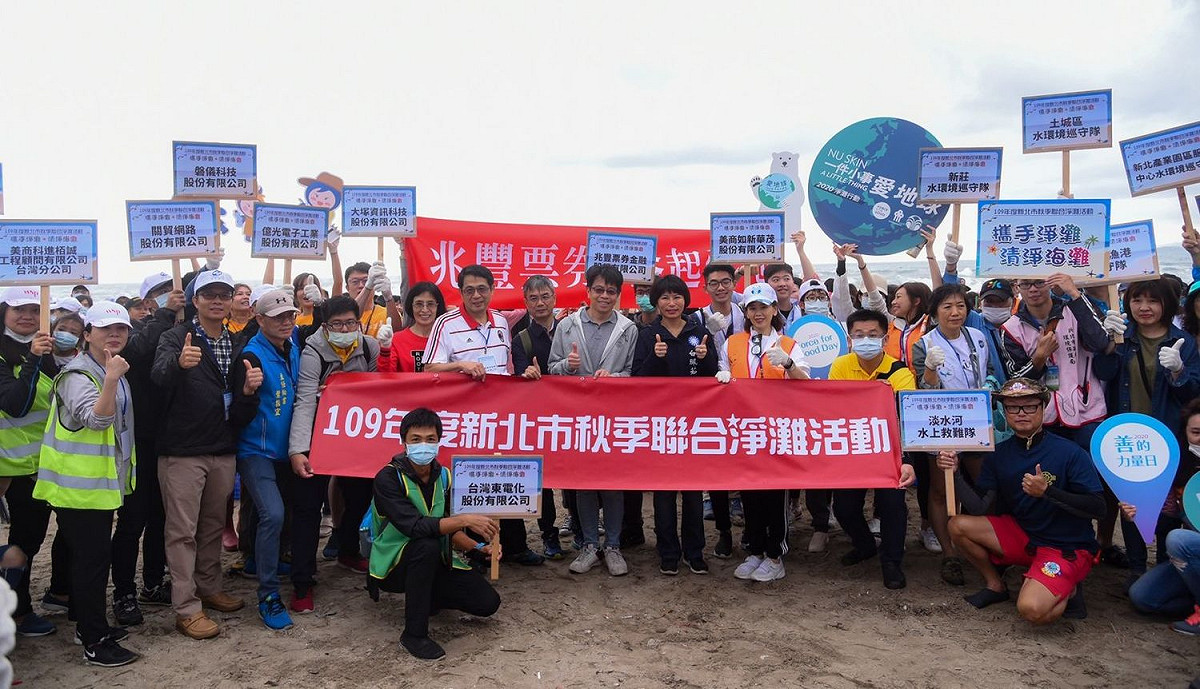 新北淨灘結合萬里區公所、海巡署第二岸巡隊、萬里區龜吼里及萬里里鄉親、水環境巡守隊志工及10個民間企業等，一起守護海灘。 圖：新北市環保局/提供