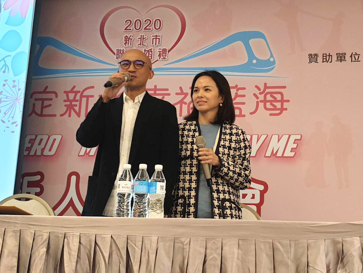 新北民政局今天特別舉辦新人說明會邀請演藝圈中令人稱羨的銀色夫妻小馬與小米，與100對新人分享婚姻心得。  圖：新北市民政局/提供