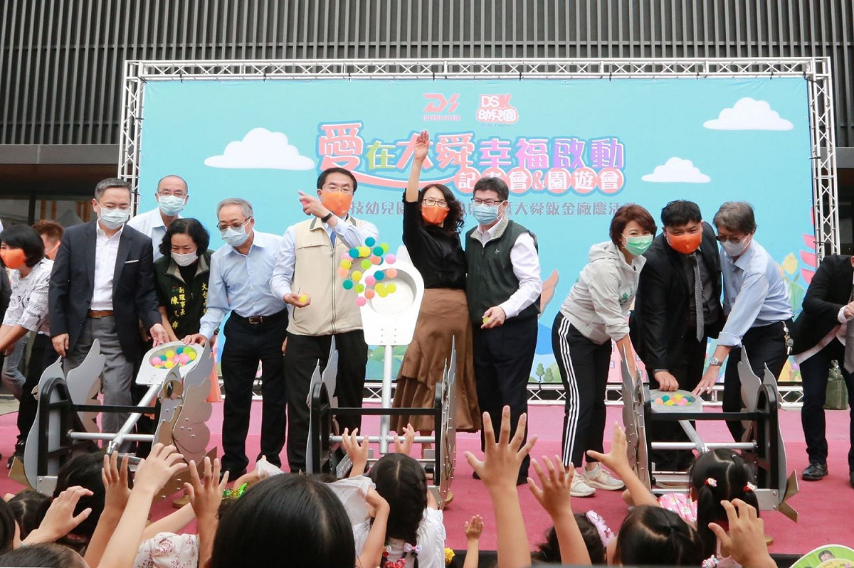 台南市長黃偉哲今日出席幼兒園園慶及大舜公司廠慶活動，特別感謝大舜公司造福科工區內勞工，讓科工區的親職環境更友善。 圖：黃博郎／攝