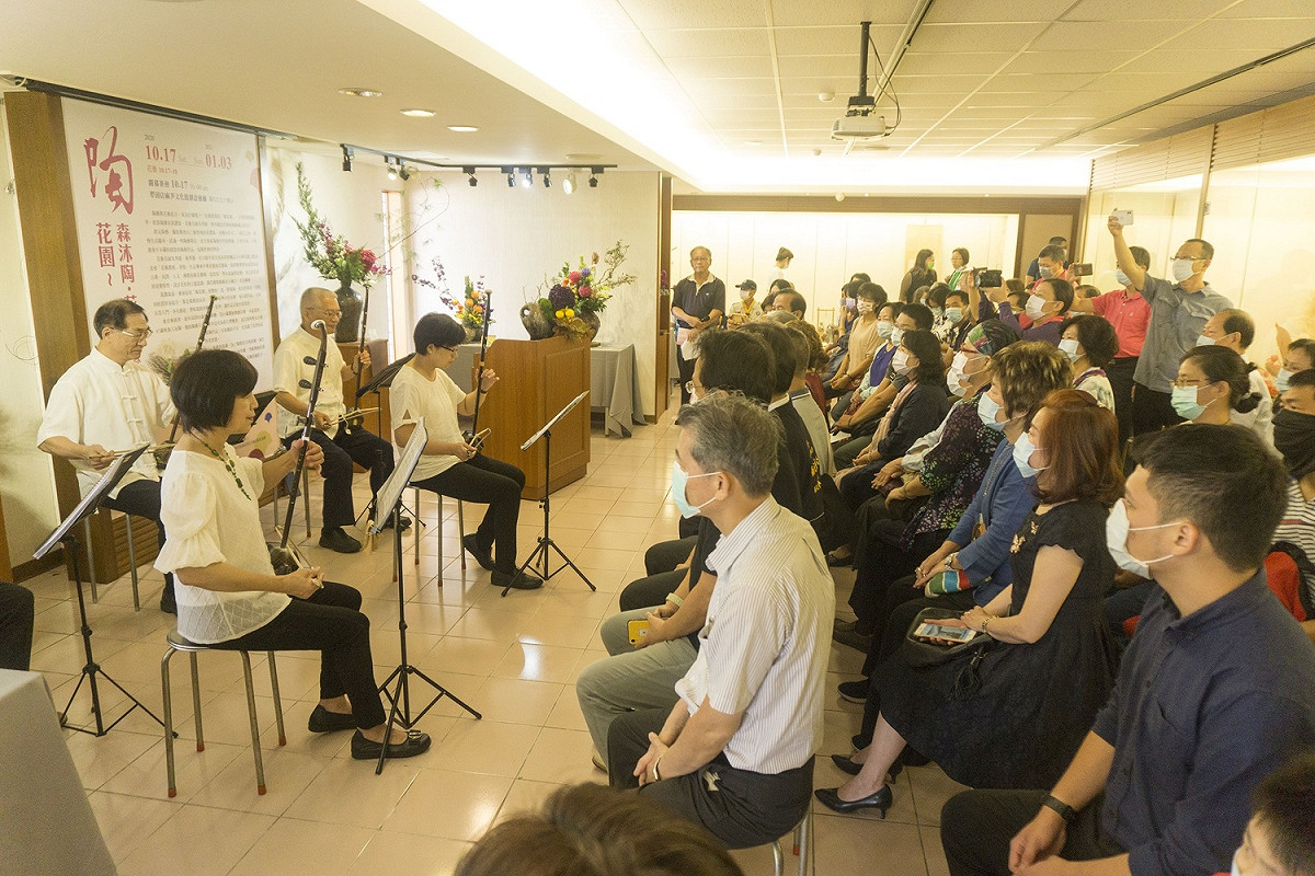 慈濟大愛二胡隊，應邀在陶花園聯展開幕茶會演奏，相當叫座。 萬和宮/提供