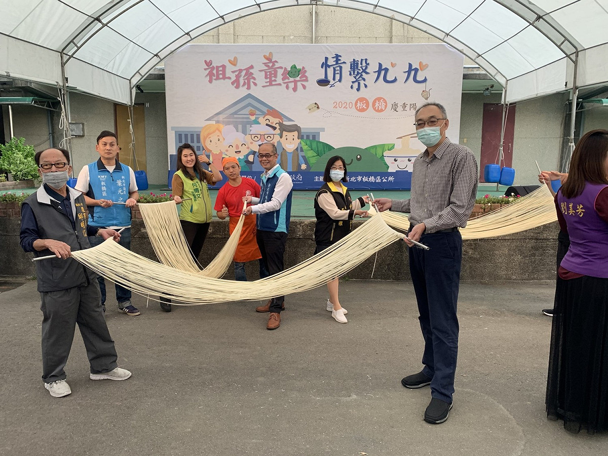 副市長謝政達與來賓們手拉麵線為活動正式開始 。 圖：板橋區公所提供