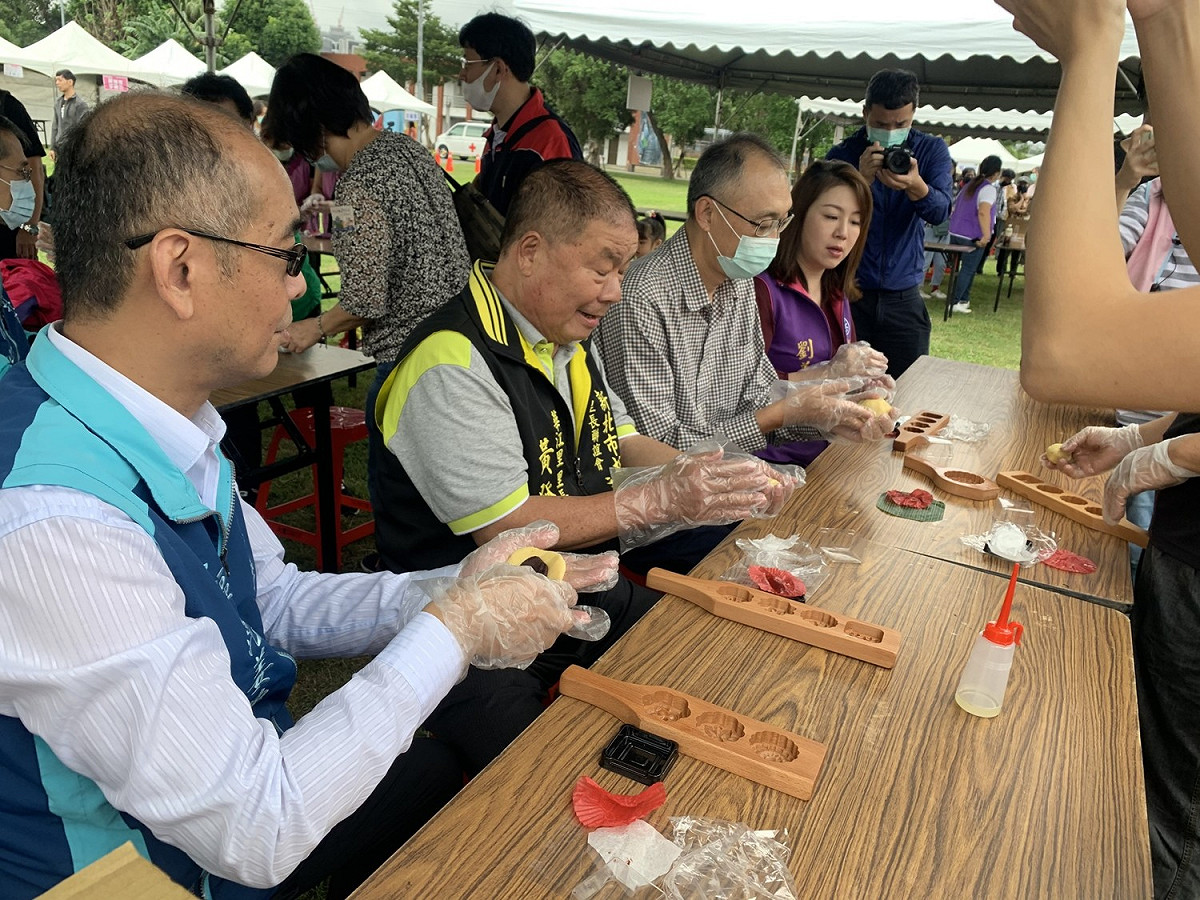 副市長謝政達與民眾一起體驗製作綠豆糕。  圖：板橋區公所提供