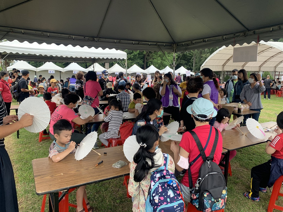民眾體驗客家紙傘彩繪。 圖：板橋區公所提供