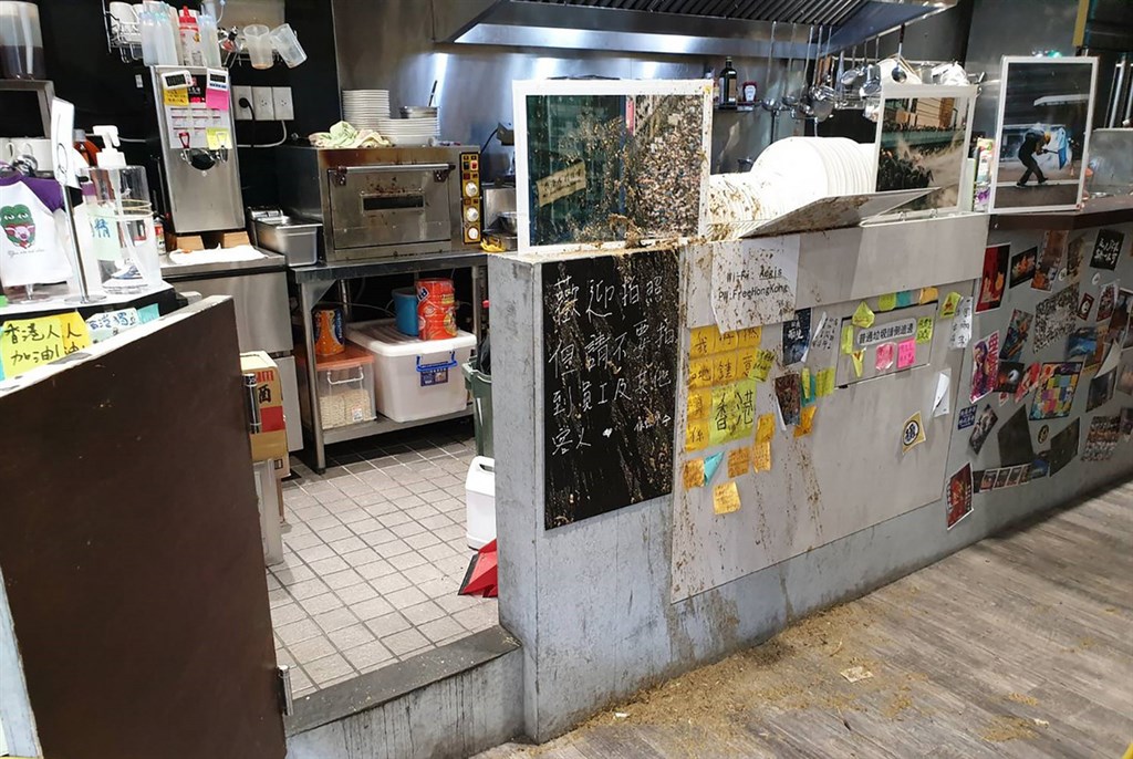 協助在台尋求庇護港人維持生計的「保護傘」餐廳16日中午遭潑穢物，保護傘17日晚間在臉書宣布，因冰箱、廚房設備均被汙染需全部更換，將停業約一週。（翻攝照片） 圖：中央社