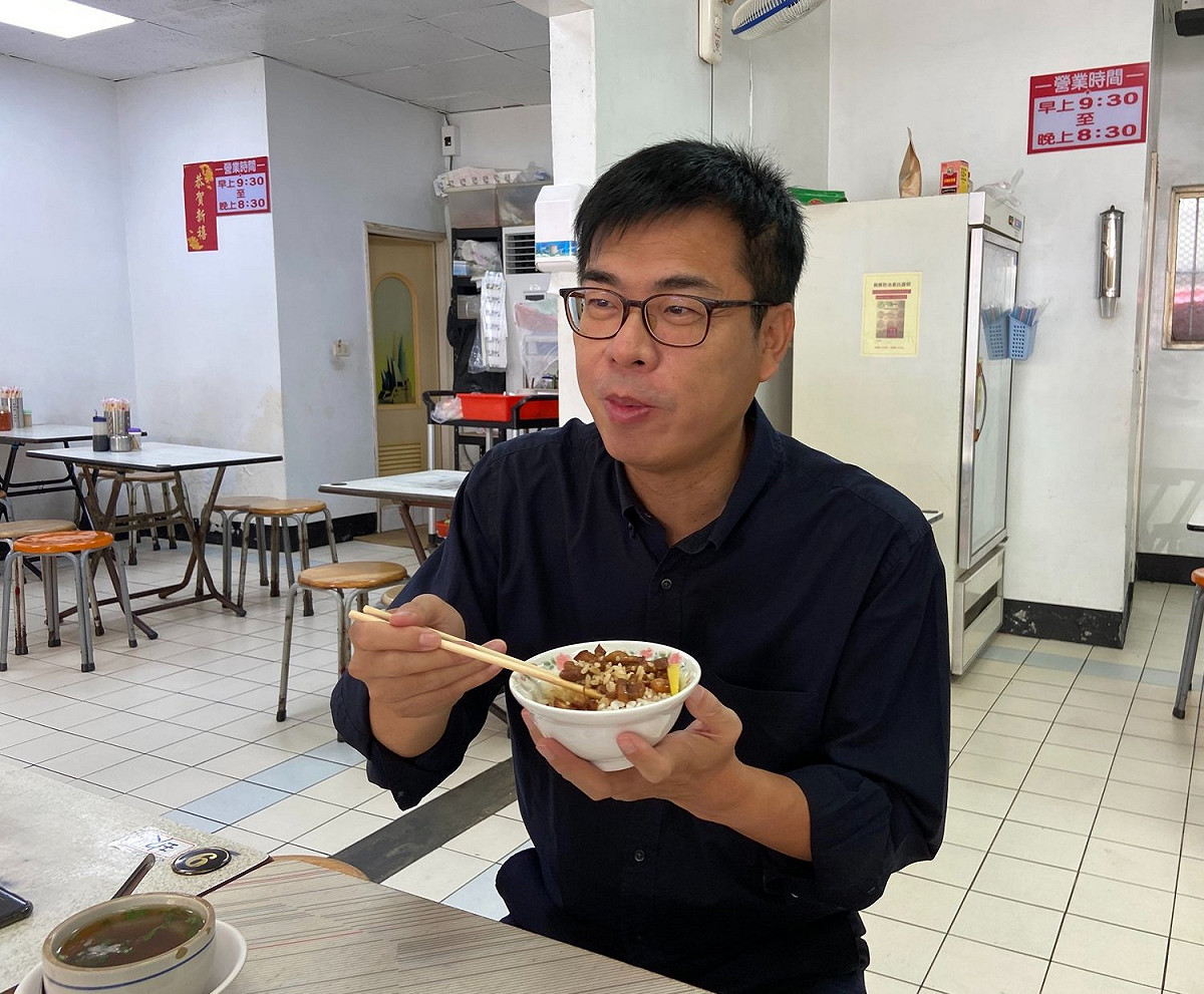 陳其邁滿足吃肉燥飯。 圖：翻攝自陳其邁個人臉書