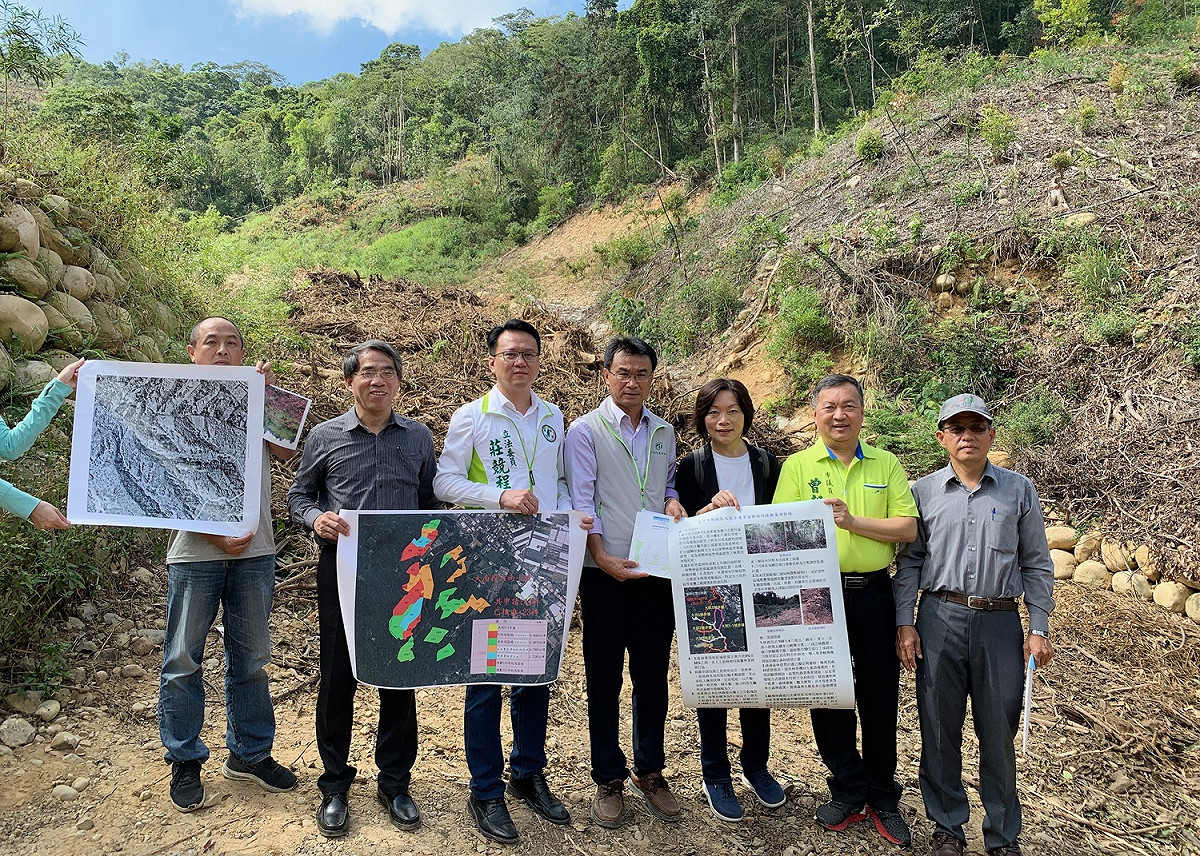 立委莊競程、市議員曾朝榮與農委會主委陳吉仲至大坑5-1號步道會勘。 圖：莊競程服務處/提供