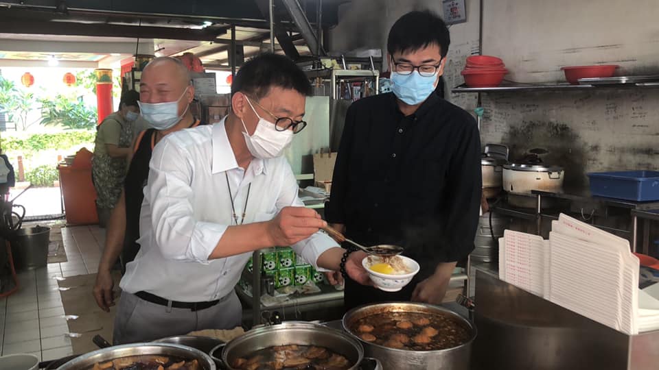 許智傑與陳其邁一同享用肉燥飯。 圖：翻攝自高雄小金剛許智傑臉書