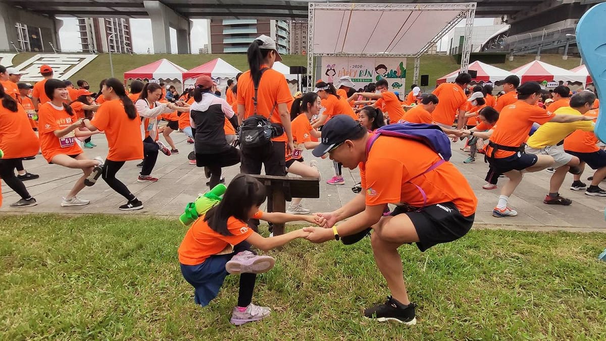親子家庭和醫護人員參加公益路跑活動。(親子示意圖) 圖：瑞信兒童醫療基金會 / 提供