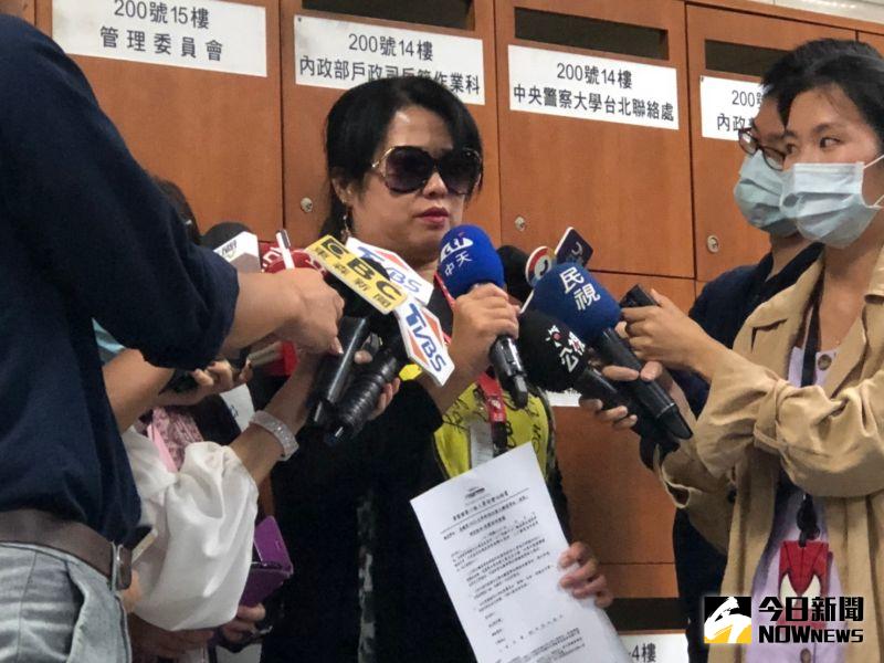 運安會今（ 18 ）日下午 1 時 30 分向罹難者家屬說明普悠瑪事故最終調查報告，卻要求家屬先簽保密協議，引發反彈。 圖：陳致宇/攝