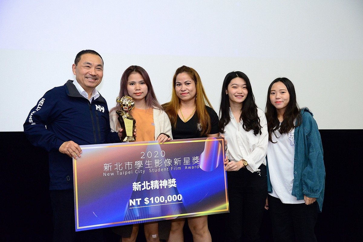 得獎作品《在水一方》拍攝團隊雙溪高中同學及畢業校友接受市長頒發新北精神獎。  圖：新北市文化局提供