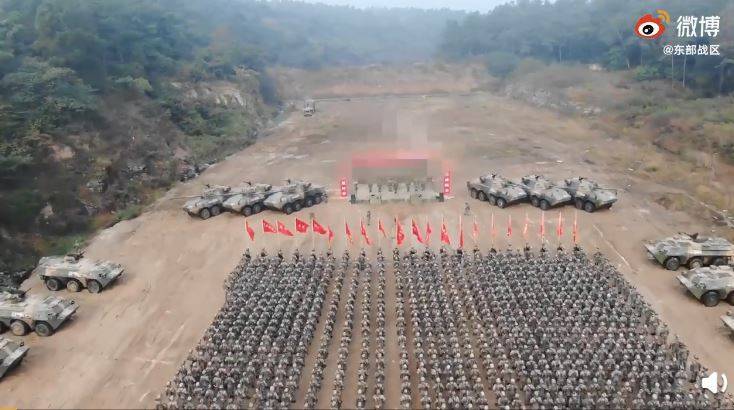 中國解放軍東部戰區官方微博公布第72集團軍某旅在駐地舉行的出征誓師動員大會影片。 圖：翻攝微博