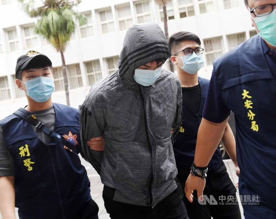 保護傘餐廳遭潑糞案，警方拘提共犯3人後18日移送北檢，檢察官訊後聲請羈押禁見。北院19日凌晨裁准羈押禁見。圖為涉案的莫姓男子（中）被移送至台北地檢署複訊。 圖：中央社／提供
