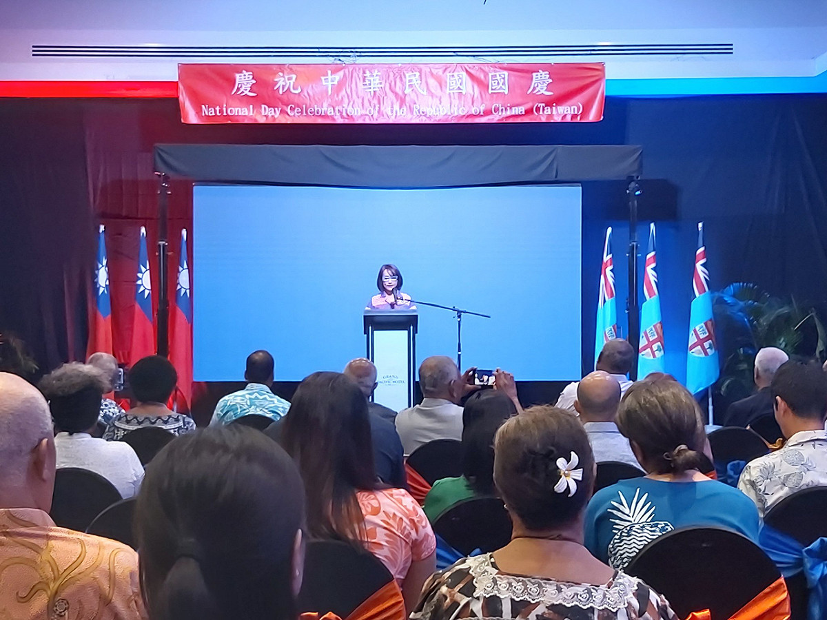 我駐斐濟代表處在當地時間8日晚間舉行國慶晚會，由代表黎倩儀（中）發表演說，不料卻傳出中國2名外交人員硬闖撒野。 圖：翻攝自駐斐濟代表處