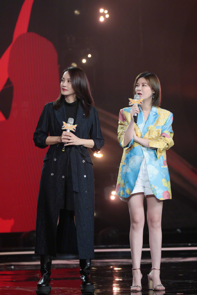 霍汶希、杜華於《乘風破浪的姊姊》的招商會上。 圖：翻攝自霍汶希微博