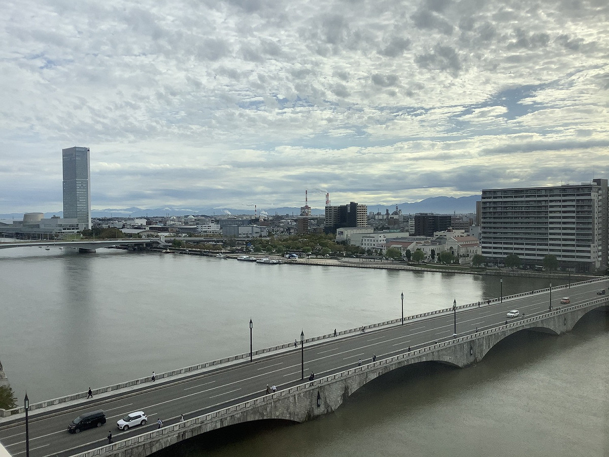 田中角榮也曾以500日圓大購新瀉信濃川邊荒地，但大舉架橋鋪路後，土地暴漲，立下政客煉金術的範本，奉田中為師的二階也依樣畫葫蘆。圖為信濃川。 圖：劉黎兒/攝影