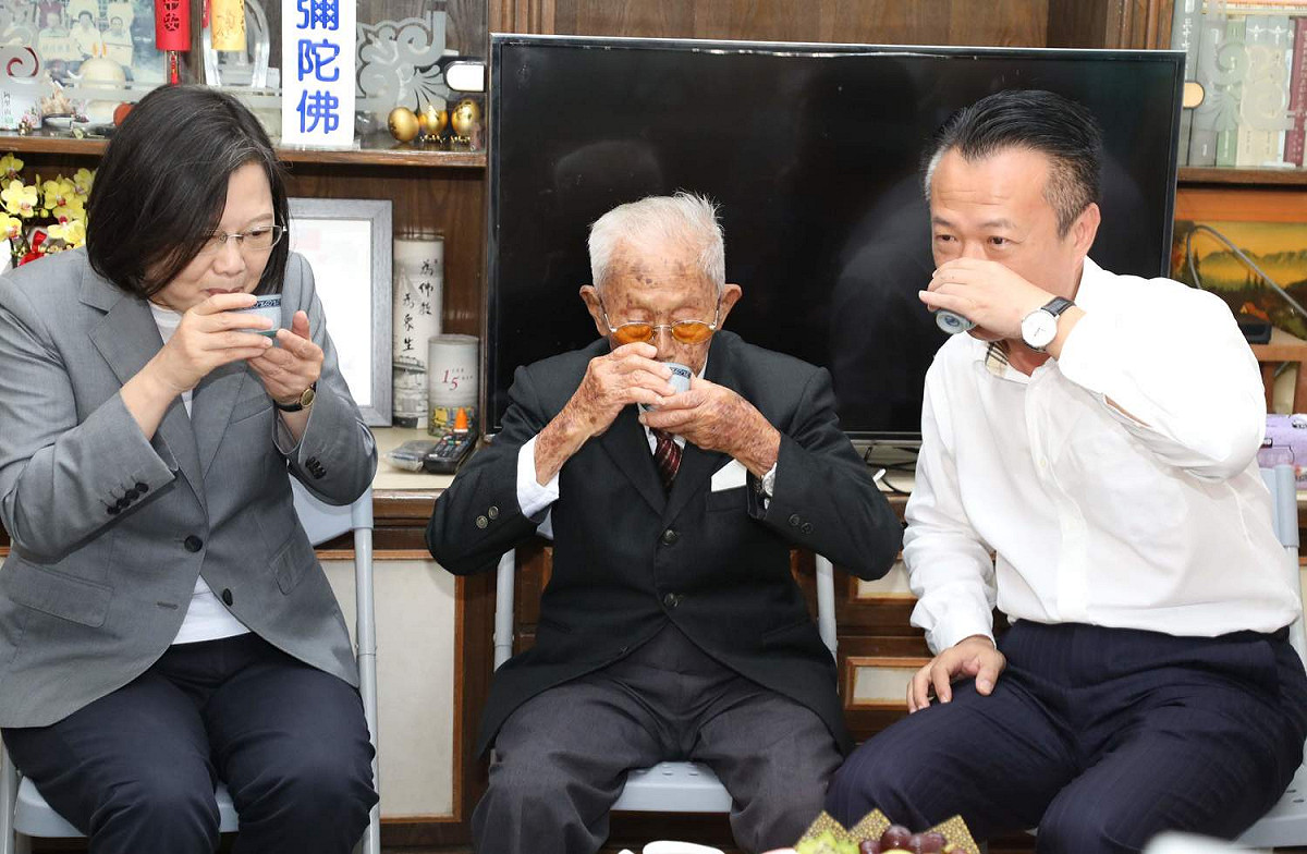蔡英文總統到嘉義縣探視百歲人瑞，人瑞黃德成泡茶請總統喝。 圖：嘉義縣政府/提供