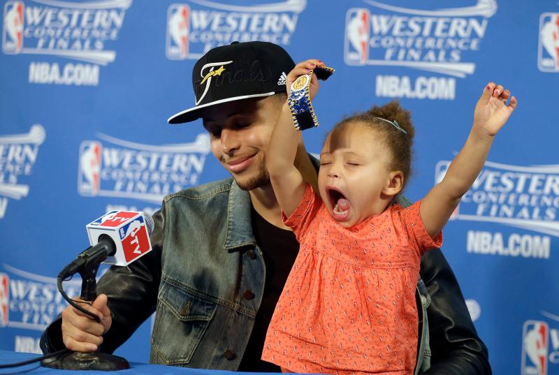 Stephen Curry和女兒 Riley。 圖／美聯社／達志影像