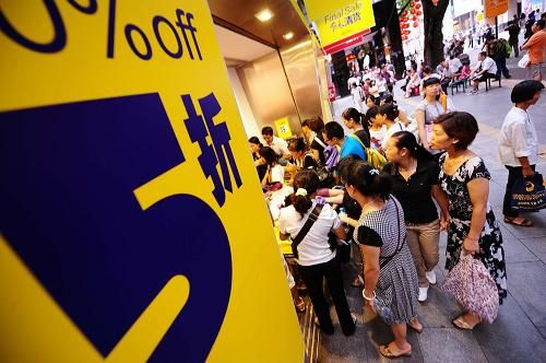 中國經濟專業學者表示，去年中國居民的消費率僅有38.8%，遠低於其他國家的消費率，中國內循環恐無疾而終。 圖 : 翻攝自新浪網